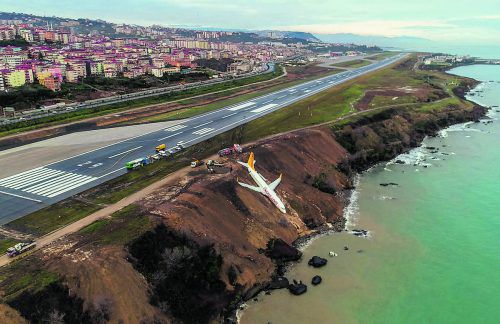 Wieso das Flugzeug von der Piste abkam, war nach Angaben der türkischen Behörden zunächst unklar. reuters