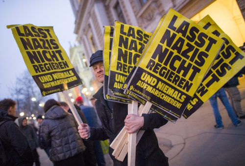 Zahlreiche Menschen protestierten gegen den von der FPÖ ausgerichteten Akademikerball in der Wiener Hofburg.  APA