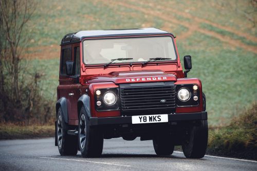 Zum 70sten Geburtstag des Defender lässt es Land Rover noch einmal richtig krachen: Von der eigentlich schon 2016 eingestellten Offroad-Legende bringen die Briten eine auf 150 Fahrzeuge limitierte Sonderedition mit bulligem V8-Motor. Zum Einsatz kommt eine Fünf-Liter-Maschine mit 405 PS. Die Sprintzeit aus dem Stand auf 100 km/h liegt bei unter sechs Sekunden.