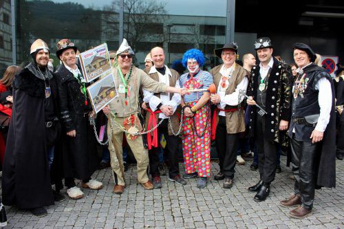 Zusammen mit den Faschingszünften Bäumle, Berg und Hofen hat „Steampunk-Bürgermeister“ Stefan Pienz vom Bäumle die „Regierungsgeschäfte“ in Lochau übernommen.  bms