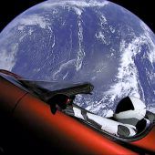 Tesla-Chef lässt Cabrio mit Superrakete fliegen