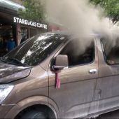 Minivan mit Gasflaschen fährt in Shanghai in Passanten