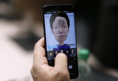 Das neue Samsung Galaxy S9 soll Käufer mit Augmented-Reality-Funktionen locken. AP