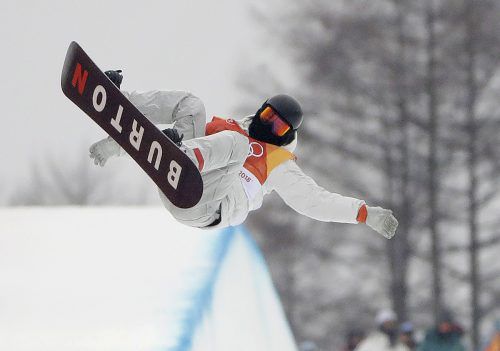 Der 31-jährige Shaun White setzte in der Halfpipe zu einem Schicksalssprung an und packte mit dem 14-to14 einen ganz speziellen Trick aus. AP