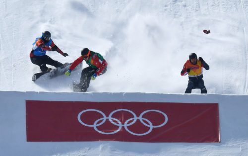 Der Abflug von Markus Schairer (rechts) war heftig, der Aufprall brutal. Dieses Bild zeigt neben dem Montafoner noch den Schweizer Kalle Koblet (ganz links) und den Kanadier Kevin Hill. Reuters