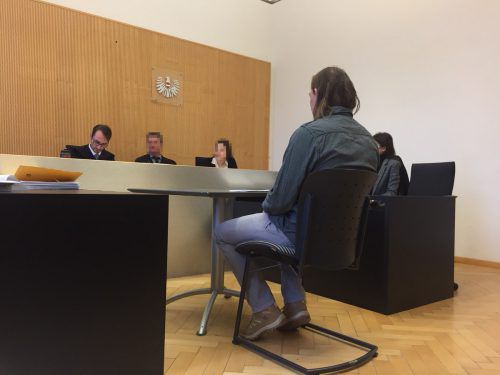 Der Angeklagte ist vor Gericht reumütig und geständig.  VN/GS