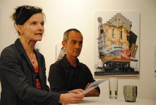 Der Künstler Edgar Leissing (r.) eröffnete gemeinsam mit Brigitta Soraperra die Vernissage im Theater am Saumarkt. fehle