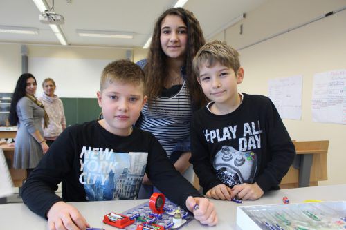 Der Umgang mit neuen Technologien, Kreativität und selbständiges Arbeiten sind durchgängige Unterrichtsprinzipien in der Mittelschule Lochau.  bms