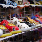 Mädchen profitieren, Buben verlieren bei Kinderschuhen