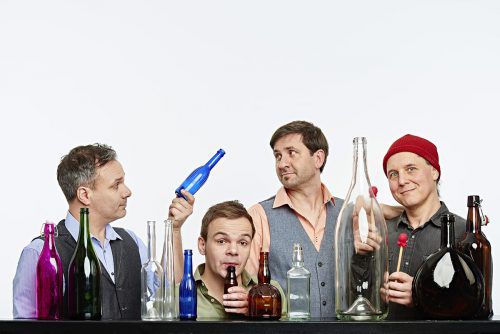 Die Berliner Flaschen-Virtuosen „Glas – Blas – Sing“ präsentieren in Dornbirn ihr Programm „Flaschmob“.  y. sucksdorff
