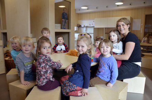 Die Kinder und Pädagogin Nina Fleisch sind begeistert vom neuen Angebot in Sachen Kleinkindbetreuung in Meiningen.  Benzer, Gemeinde