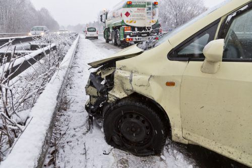 Die Lenkerin dieses Pkw, der auf der A14 von einem anderen Auto abgedrängt wurde, kam ohne Verletzungen davon.  d. mathis