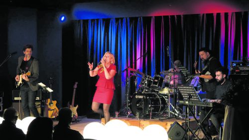 Die Musik ist das Lebenselixier der Götzner Sängerin Christine Nachbauer.