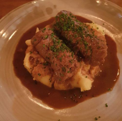 Die Tagesempfehlung: Rinderroulade mit Kartoffelpüree. 