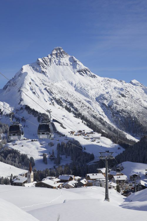 Direktanschluss ans Skigebiet: Die Dorfbahn Warth ist mit einer Länge von 422 Metern eine der kürzesten 8er-Kabinenbahnen in Österreich.  Warth Schröcken