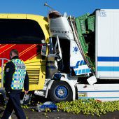 Horrorunfall in Hessen: Lkw kracht in Flixbus