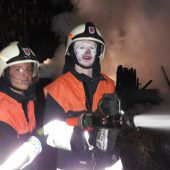 Gasflaschen explodieren bei Brand mehrerer Riedhütten