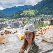 Starke Frau am Bau