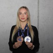 Disziplinierte Sportlerin mit Köpfchen