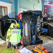 Mit Pkw über Mauer