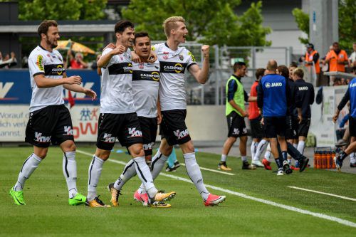 In Altach wird man sich etwas gedulden müssen, um Kristijan Dobras (m.) und Simon Piesinger (r.) wieder am Platz zu sehen. gepa