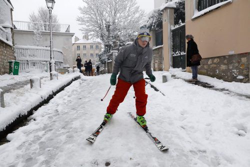 In Montmartre fuhren Menschen mit Skiern oder Snowboards den Hügel herunter.  APA
