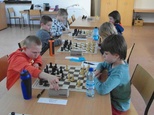 Junge Schachspieler messen sich in der kommenden Woche in der MS Rheindorf. Gemeinde