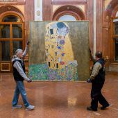 Gustav Klimts berühmtes Bild  „Der Kuss“ zieht um