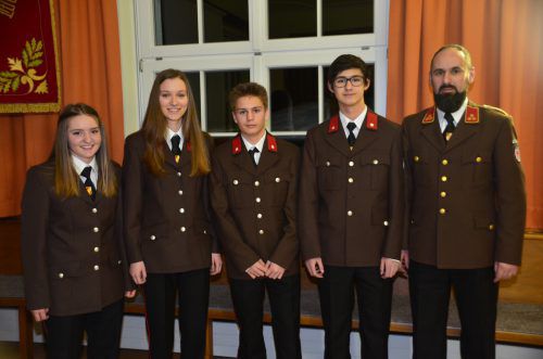 Laura Nessler, Johanna Fritz, Leon Gruber und Noah Zech (v.l.) mit Kommandant Ramon Zech. DOB