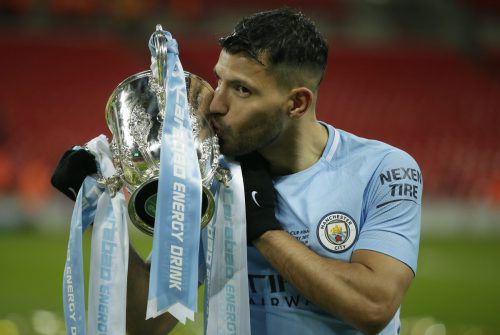 Manchester-City-Torschütze Sergio Aguero küsst den Siegerpokal. afp