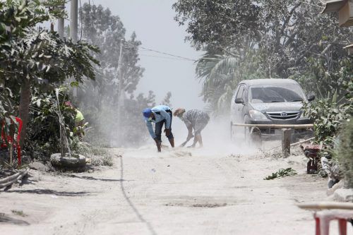 Nach der Eruption müssen große Mengen an Vulkanasche weggeräumt werden.  AP