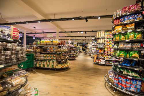 Nicht ganz die Hälfte des Jahresumsatzes macht Spar mit Lebensmitteln (Bild: Spar Albrecht). Der Anteil der Eigenmarken beträgt 40 Prozent. VN/Sams