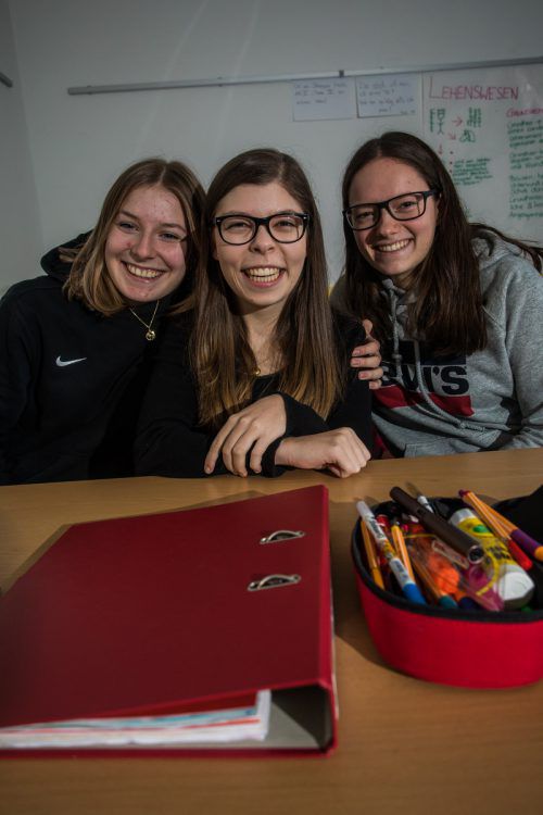 Pia Pichler (Mitte) mit ihren Freundinnen und Mitschülerinnen Annika Schneider (l.) und Lea Hofer. Im Sommer gehen sie gemeinsam nach England.    VN/Steurer