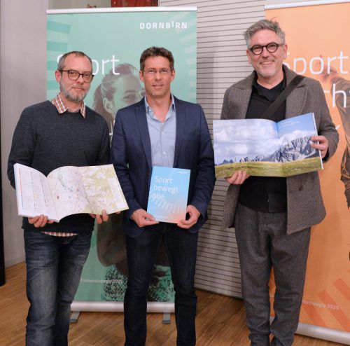 Präsentation der „Freizeit- und Sportstrategie“ durch Lothar Baumgartner, Grafik, Jürgen Albrich, Leiter Sportabteilung und Sigi Ramoser, sägenvier (v. l.). Stadt