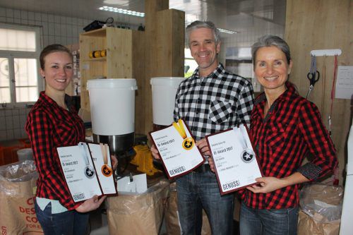 Ramona, Christian und Barbara Sailer freuen sich über die Auszeichnungen ihrer Produkte und präsentieren voll Stolz die zertifizierten Urkunden.  bms