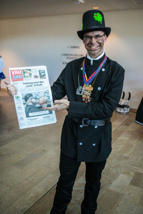 Rauchfangkehrer und Landeshauptmann Markus Wallner mit der VauÄnn. Hartinger