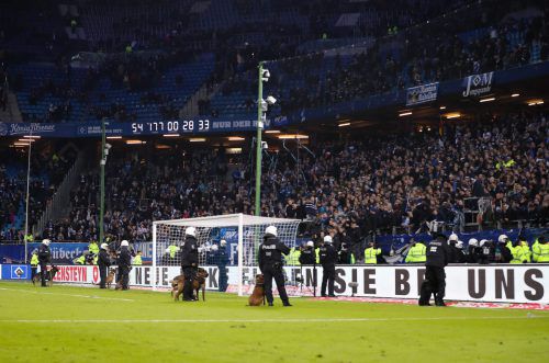 Sind die Tage das HSV gezählt? Mit der Bundesliga-Uhr im Rücken äußerte die Hamburger Fankurve ihren Unmut. afp