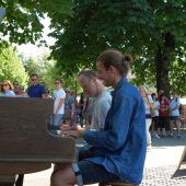 Wer Lust hat, spielt auf dem Piano am See