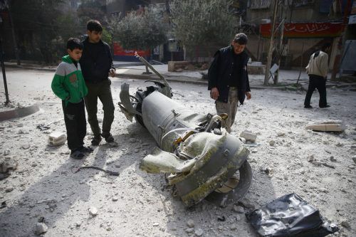 Trümmer einer Boden-Luftrakete bezeugen die Bombardements auf Ost-Ghouta.  reuters