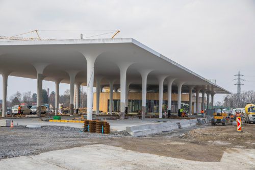 Unter dem überdimensionalen Betondach wird künftig getankt. VN/Paulitsch