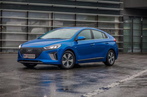 Unter Spannung: Der Hyundai Ioniq Plug-in-Hybrid zeigt nach außen hin Ecken und Kanten. Drunter steckt die Kraft der zwei Motorenherzen.  vn/steurer