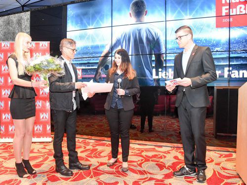 VN-Sportchef Christian Adam mit Bianca Feurstein, Siegerin Online-Voting.