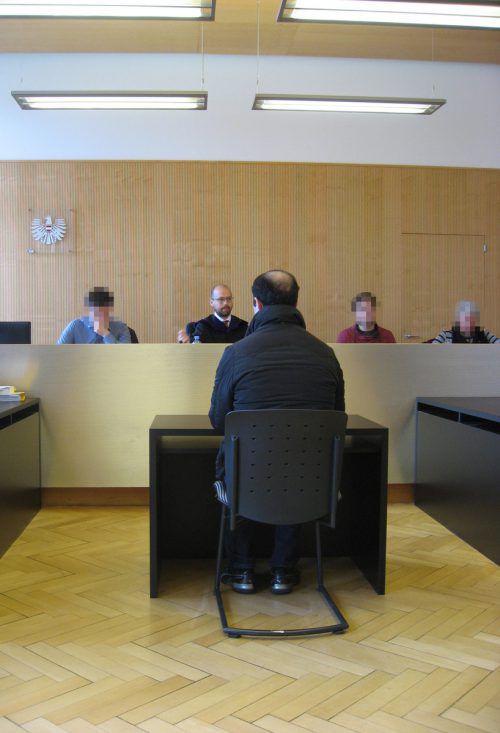 Vor Gericht machte der Mann einen gebildeten und höflichen Eindruck, beim Anblick von Uniformen wurde er jedoch schon mehrmals aggressiv. Eckert