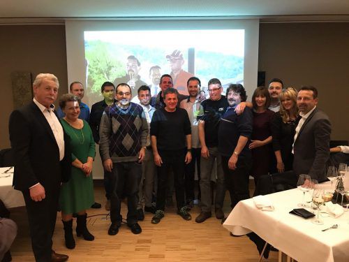 Walter Maier (li.) und seine Familie konnten bei der Jubilarfeier der Maier-Autohäuser auf besonders treue Mitarbeiter das Glas erheben.   Firma