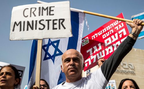 Zahlreiche Menschen demonstrierten Mitte Februar in Tel Aviv gegen Netanjahu, nachdem die Polizei eine Anklage wegen Korruption empfohlen hatte.  AFP