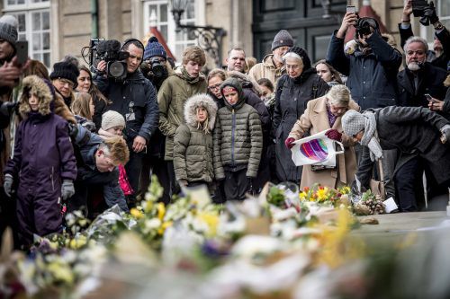 Zahlreiche Menschen legten vor der königlichen Residenz Amalienborg Blumen nieder. AP
