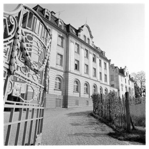 Zwischen 1946 und 1982 war das Gallusstift Standort für das Bregenzer Mädchengymnasium. Der Neubau in der Blumenstraße und die Umbauten in der Gallusstraße führten zur Schließung des Standorts am Gallusstift. Nach umfangreichen Umbauten konnte 1986 die Landesbibliothek in das Gebäude einziehen. Ansichtskartensammlung, Helmut Klapper Vorarlberger Landesbibliothek