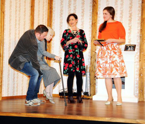 Alexander bringt Ana wieder ins Spiel, Mutter und Verlobte staunen. ajk