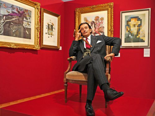 Als lebensgroße Skulptur sitzt Salvador Dalí in Überlingen inmitten seiner Grafiken. HV