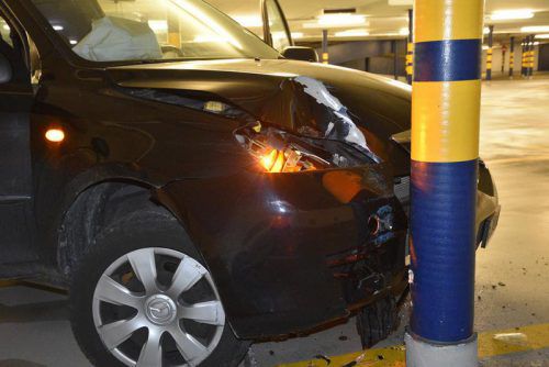 Am Pkw entstand erheblicher, an der Säule geringer Sachschaden. polizei